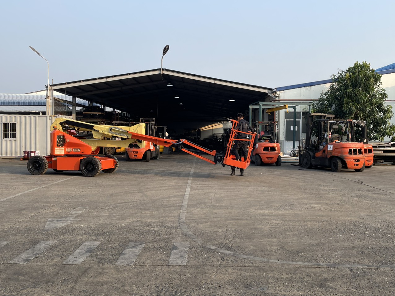 xe nâng người JLG -E450AJ